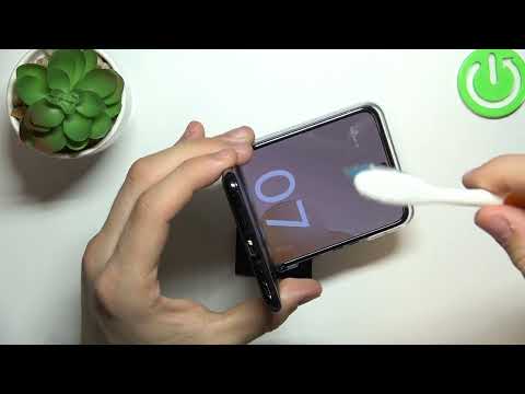 How to Clean the USB Port of MOTOROLA Razr 40 Ultra Phone with a Toothbrush