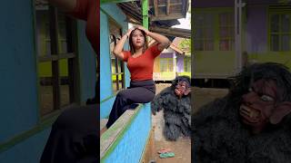 Download lagu Grandong disturbs a beautiful girl while she is sitting in the yard mp3