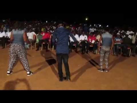 bebeto bongo en concert dans la ville de yako