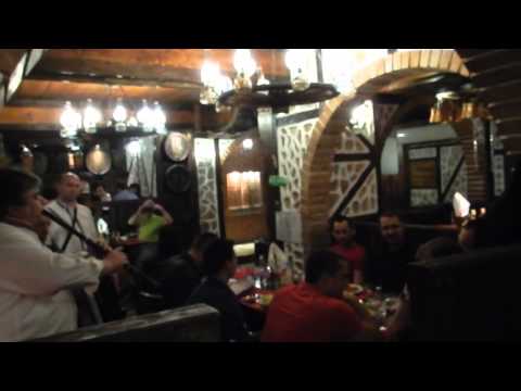Canção búlgara no restaurante Hadjidraganovite Izbi, Sófia