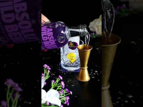 Berry Vodka Cocktail Recipe #vodkacocktail #cocktailoftheday #cocktailrecipes