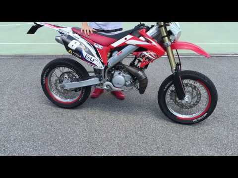 ragazzo impara ad andare in moto