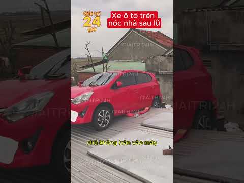 Xe ô tô trên nóc nhà sau khi lũ rút