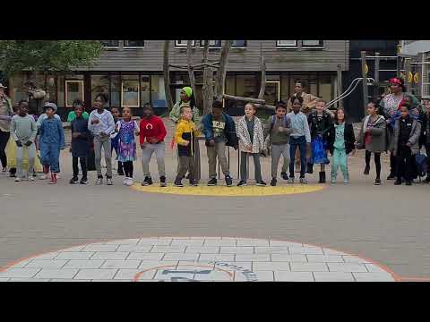 yuna met groep 4 optreden bij de opening van de kinderboekenweek gigagroen dansen