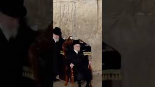 האדמו״ר מסערט ויז׳ניץ בתפילה בכותל המערבי עם אלפי חסידים