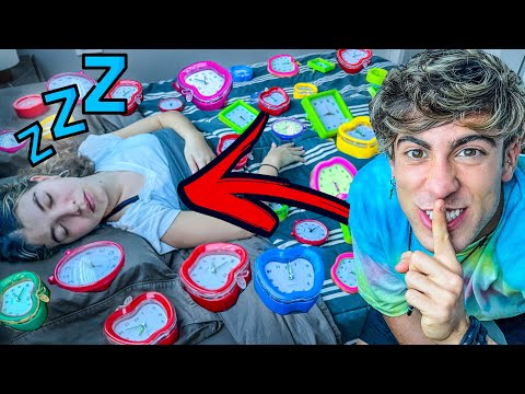 BROMA DESPERTAMOS A MI AMIGA CON +1000 RELOJES !!! 🔊 ⏰