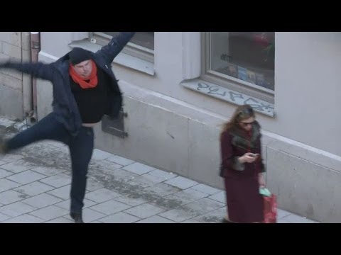 Jagar folk med "silly walk" - Snurra flaskan (TV4 Play)