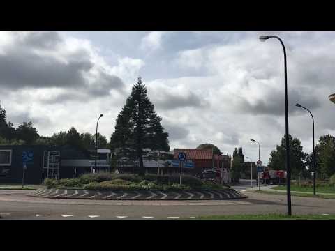 Haakarmvoertuig en autospuit Krommenie naar scheepsbrand Uitdam