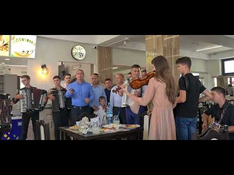 Ilie Puha cu grupul de cântăreți ~ Fie peste casa aceasta...