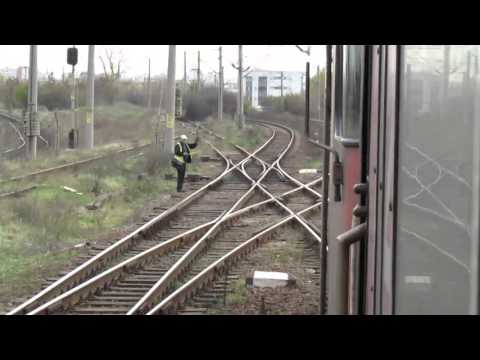 Trecerea locomotivei peste macazurile din statia Cernele