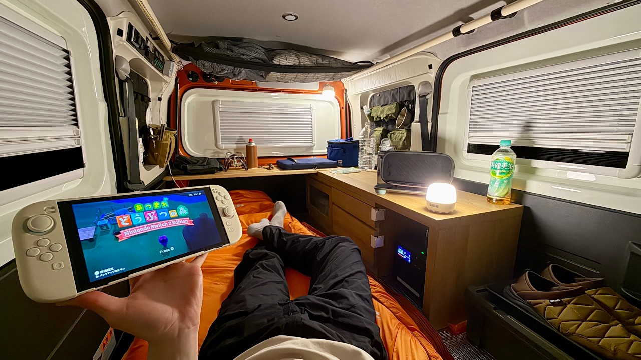 軽自動車にゲーム機を持ち込んで車中泊