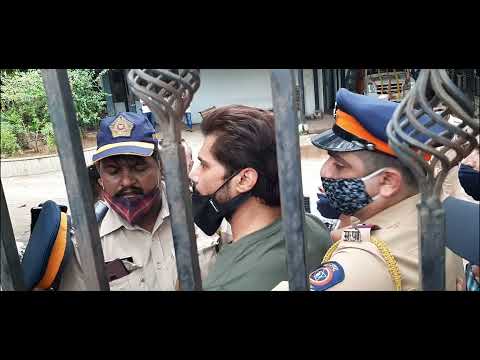 sambhavna seth fight with mumbai police, police slapped her husband avinash dwivedi