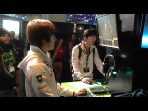 Bisu playing SC2