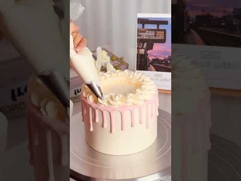 Decorating a cake #ytshorts #birthdaycake #cakedecoratingideas