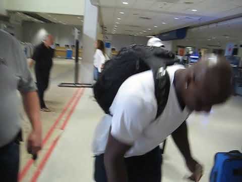 Antonio Tarver signs autographs for the SI KING 6-7-18