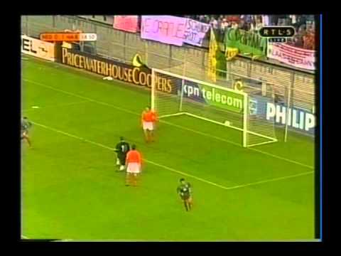 1999 (April 28) Holland 1-Morocco 2 (Friendly).avi