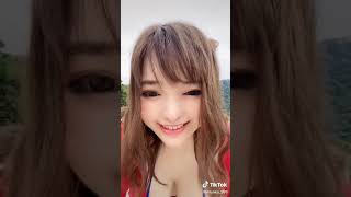 【おっぱい】 tiktok 胸チラ その前かがみにくぎ付けです。。。 #Shorts