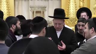 הרב ליאור גלזר פרשת יתרו "יביא אומר"  רב מקדים הרב שמעון מועלם (דר וסוחרת - הלוויין של מרן) - התמונה מוצגת ישירות מתוך אתר האינטרנט יוטיוב. זכויות היוצרים בתמונה שייכות ליוצרה. קישור קרדיט למקור התוכן נמצא בתוך דף הסרטון