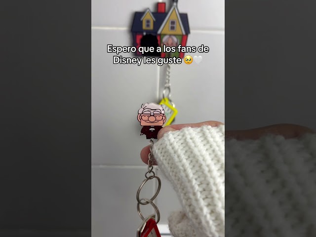 Vídeo relacionado con YEJAHY Llavero De Anime, Llavero Giratorio Con Colgante De Calavera Pirata, Dibujos Animados, Calavera De Dibujos Animados, Regalo Para FanáTicos Para Hombres