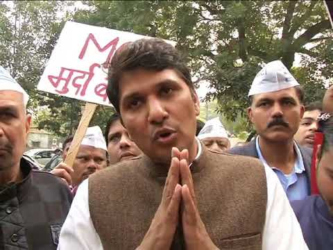 Aap MLA and Councillors Protested against MCD for sealing Drive in Markets
