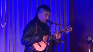 Javier Guiñez interpreta un middley de temas en charango