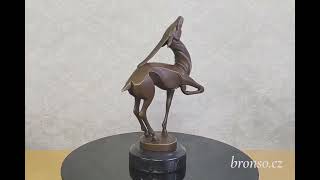 Art deco bronzová socha antilopy na mramorovém podstavci. Signovaná a číslovaná, inspirovaná dílem M. A. Bouraina.