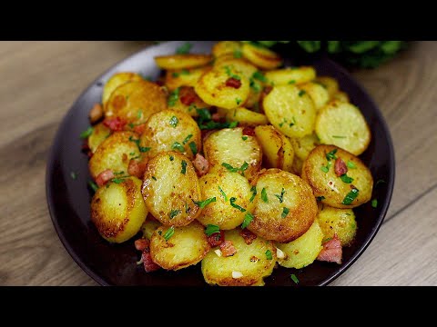 Very simple and delicious! Fried potatoes with bacon and garlic in a pan