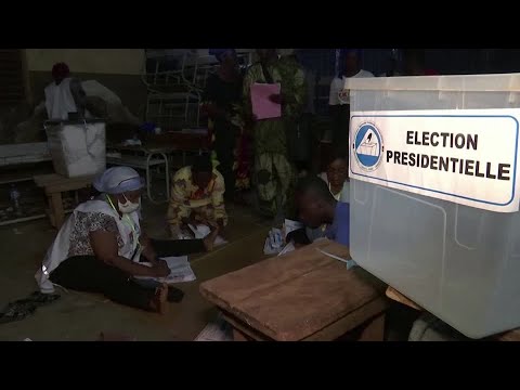 布基納法索卡博雷有望贏得選舉 (Burkina Faso's Kabore on track for election win)