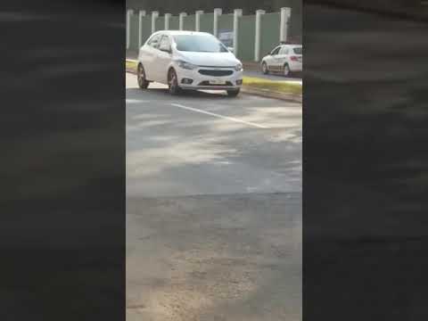 Motorrad Fahrer schlägt Radar ab