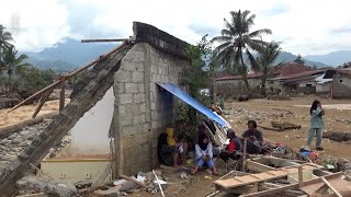 Download lagu Banjir di Indonesia menewaskan ratusan orang di tengah kehancuran akibat siklon, ratusan lainnya masih hilang. mp3 Download lagu Banjir di Indonesia menewaskan ratusan orang di tengah kehancuran akibat siklon, ratusan lainnya masih hilang. mp3