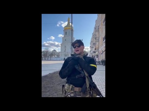 Andriy Khlyvnyuk chante dans les rues de Kiev (traduction en sous-titres) 🇺🇦 - GUERRE EN UKRAINE