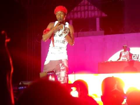 Dof Ndeye chante avec le public au Show of the Year