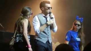 Axel y fans &#39; Dame un beso&#39;