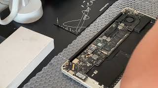 Sostituzione tastiera macbook a1369 Che impresa !