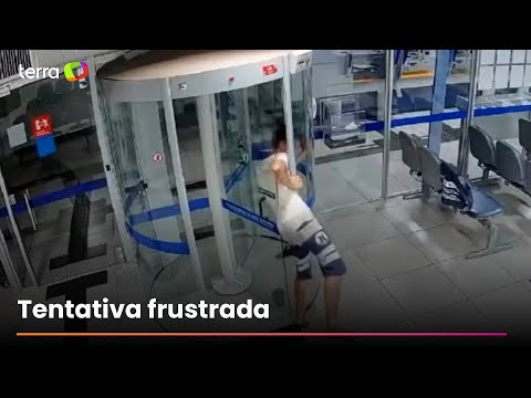 Ladrão invade banco, entala em porta giratória e é preso em MG