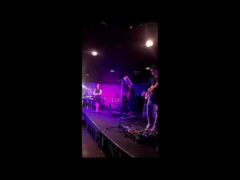 Heidi Pakarinen ja Karavaani -Jauhan Kahvia-(Moliendo café)