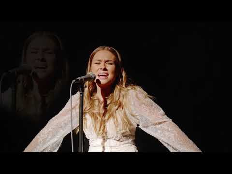 Klára Berisha - ŘEKNI MI (official video)