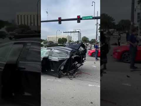 Nissan GTR de Greg Ferreira partiu Tesla Model X no Meio