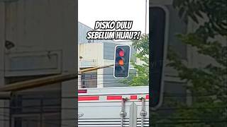 Download lagu RED LIGHT 🚦 DISCO FIRST BEFORE GREEN?! #trafficlight #redlight #trafficlight #apill #dishub mp3