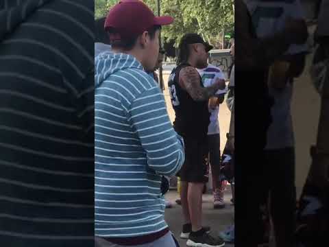 Pablo chile trompea con el fusok, le pone la chapa al menor.