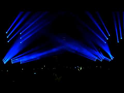 Bassleader 2011 - MC Tha Watcher lighters up! Kippenvel!