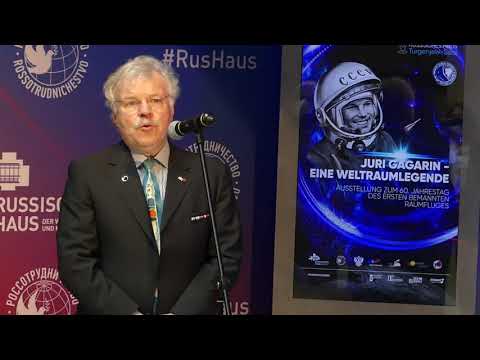 Juri Gagarin – eine Weltraumlegende - Kosmonaut Ewald bei der Ausstellung in Berlin 12 April 2021