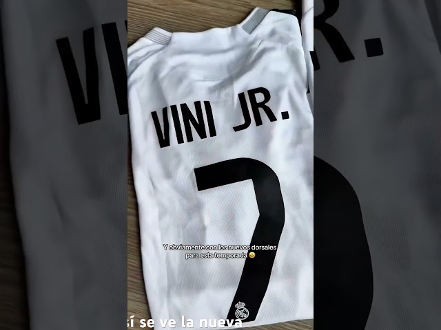 Vídeo relacionado con Camiseta Negra - Real Madrid CF Logo RM - Official Licensed Product - Talla 14
