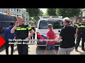 Pegida-aanhangers worden meegenomen door de politie.