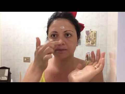 Le macchie scure su una faccia hanno sognato Cura di pelle di faccia pigmentary posti