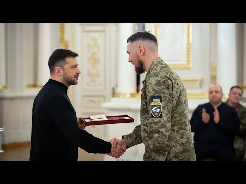 Цінуємо й пам'ятаємо всіх, хто бився заради того, щоб Україна могла жити – Володимир Зеленський під час вручення найвищих державних нагород воїнам