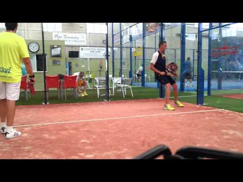 R.P su primera pared compuesta en padel.