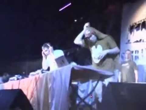 Shitmat со штанами на голове