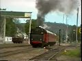 Steam locomotive shunting in Arvidsjaur Juli 1998 Op 10 en 11 juli 1998 stonden we op de camping in Arvidsjaur. Hier is ook een mooi (helaas nagenoeg verlaten) station te vinden met een rustieke uitstraling.
Het emplacement spreekt van een rijk verleden en is de moeite van het bezoeken waard.
Inlandsbanan reed (of rijdt) in de zomer met Y1 treinstellen (in de film zijn dit de 1359 en de 1327) en de Arvidsjaurs Järnvägsförening heeft hier haar uitvalsbasis.
Deze laatste was op die dag druk doende met een stoomlocomotief (E3 1241 uit 1915) die een slag naar Jokkmokk zou gaan maken (voor zover ik het me kan herinneren).
Ik werd uitgenodigd om