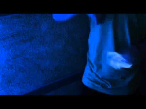 Zaubertrick :eine karte fliegen zu lassen